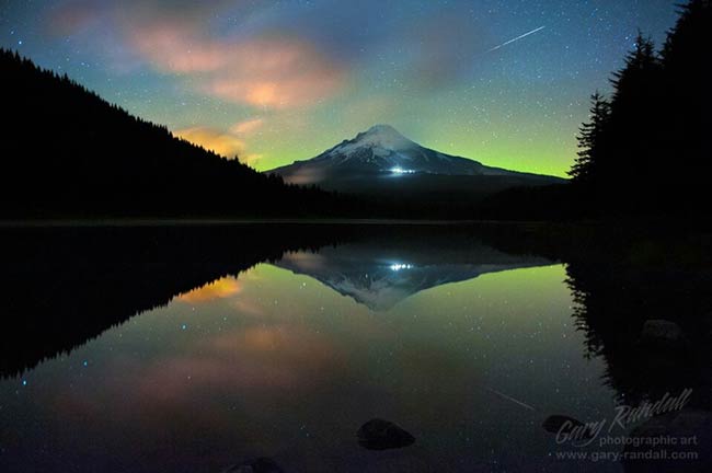 northern lights shown above mt hood in oregon
